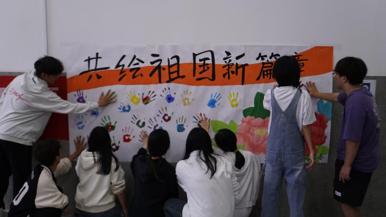生物工程学院举办“一印一赤诚，共绘祖国新篇章”主题手印绘画活动