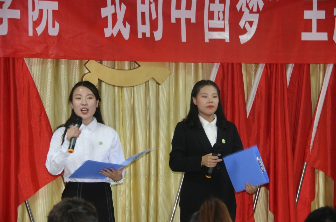 中文系《枸杞花开》王娜(左)李梦媛(右)