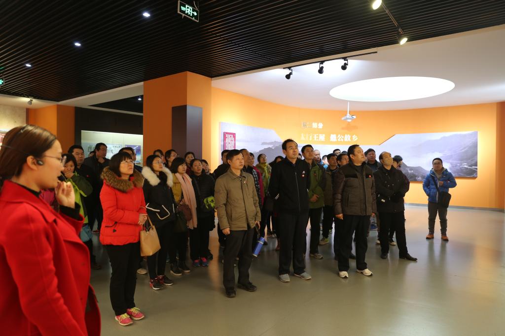 在“愚公移山精神展览馆”参观学习