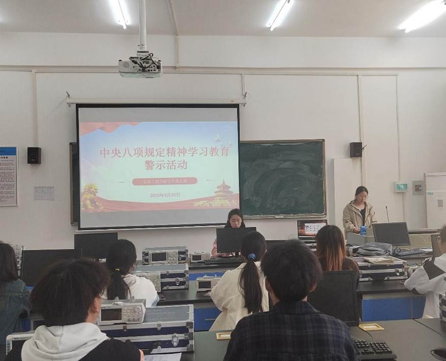 会议室里的人们 描述已自动生成