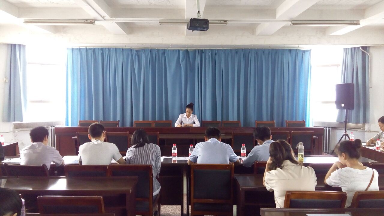 学生党员杨盼盼参加新科学院首届公务员模拟面试