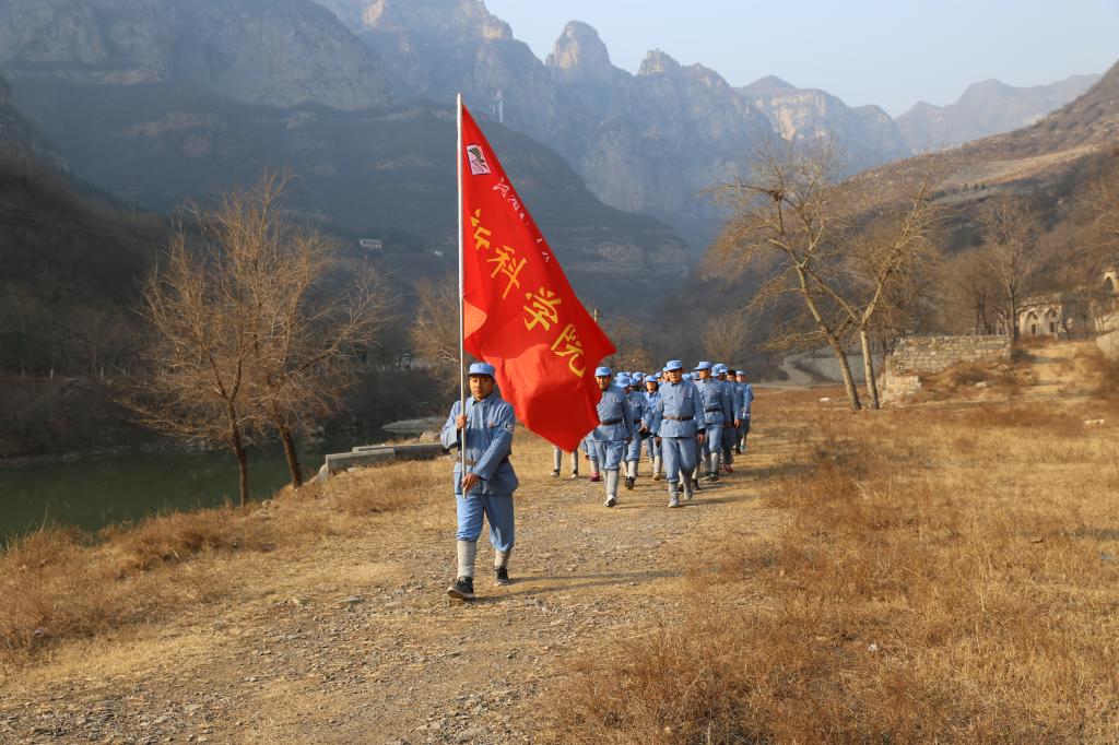 重走红色道路,传承革命精神