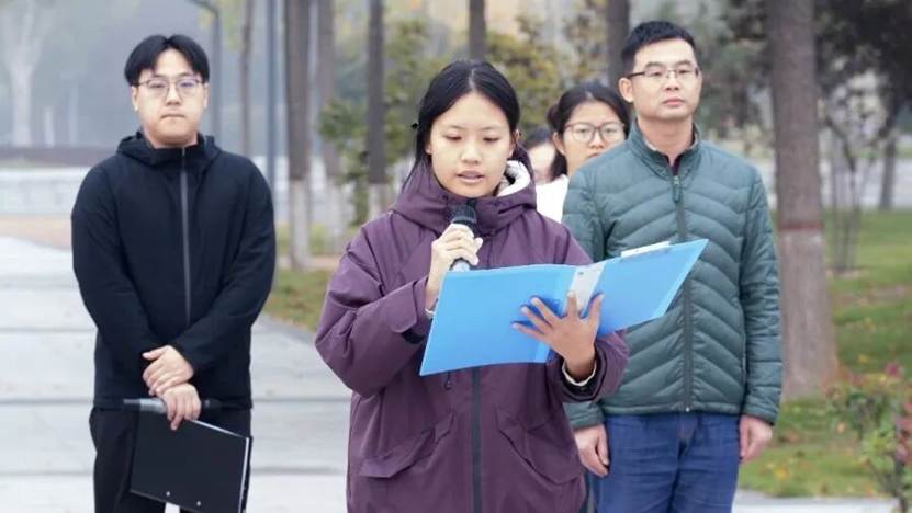 人们站在一起 AI 生成的内容可能不正确。