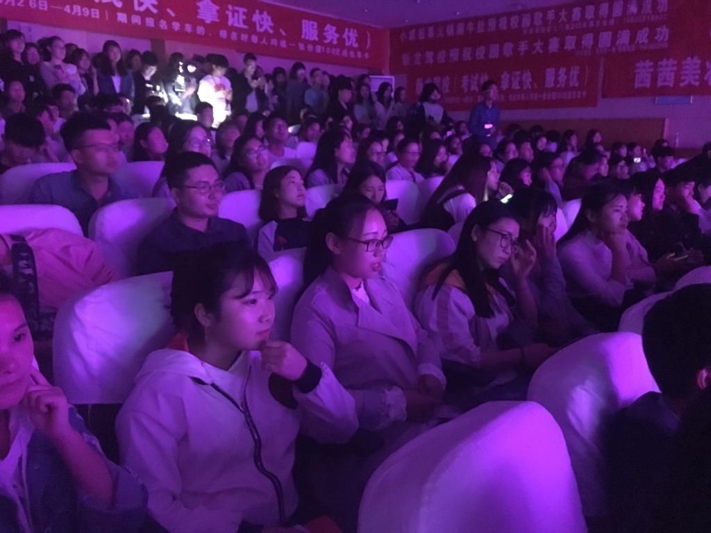 投入的观众