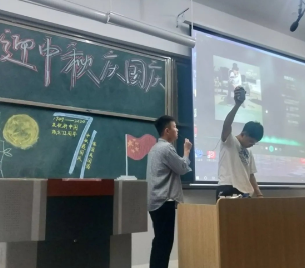 图为机械系举办“迎中秋,庆国庆”主题活动