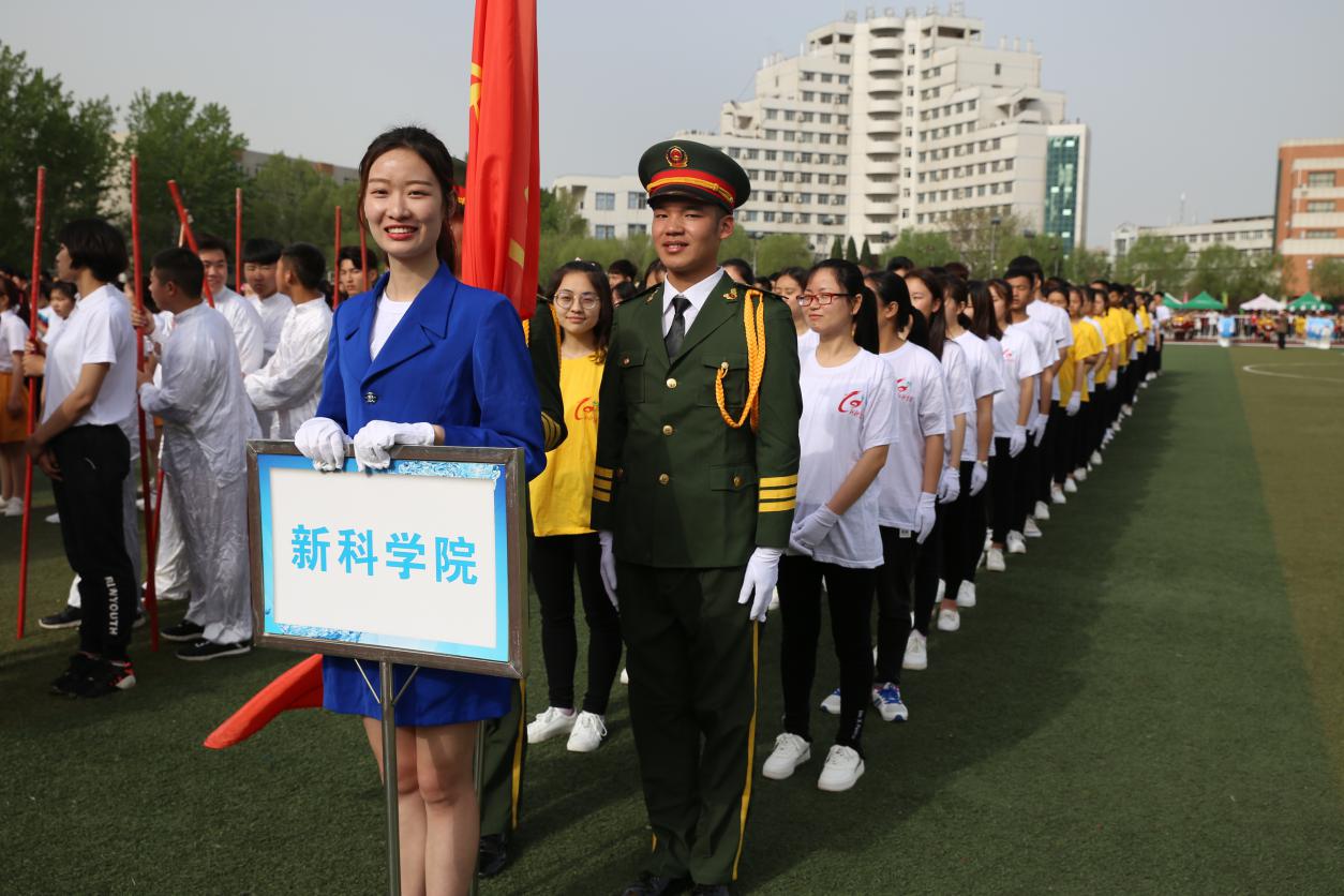 我院学生方队整齐列队