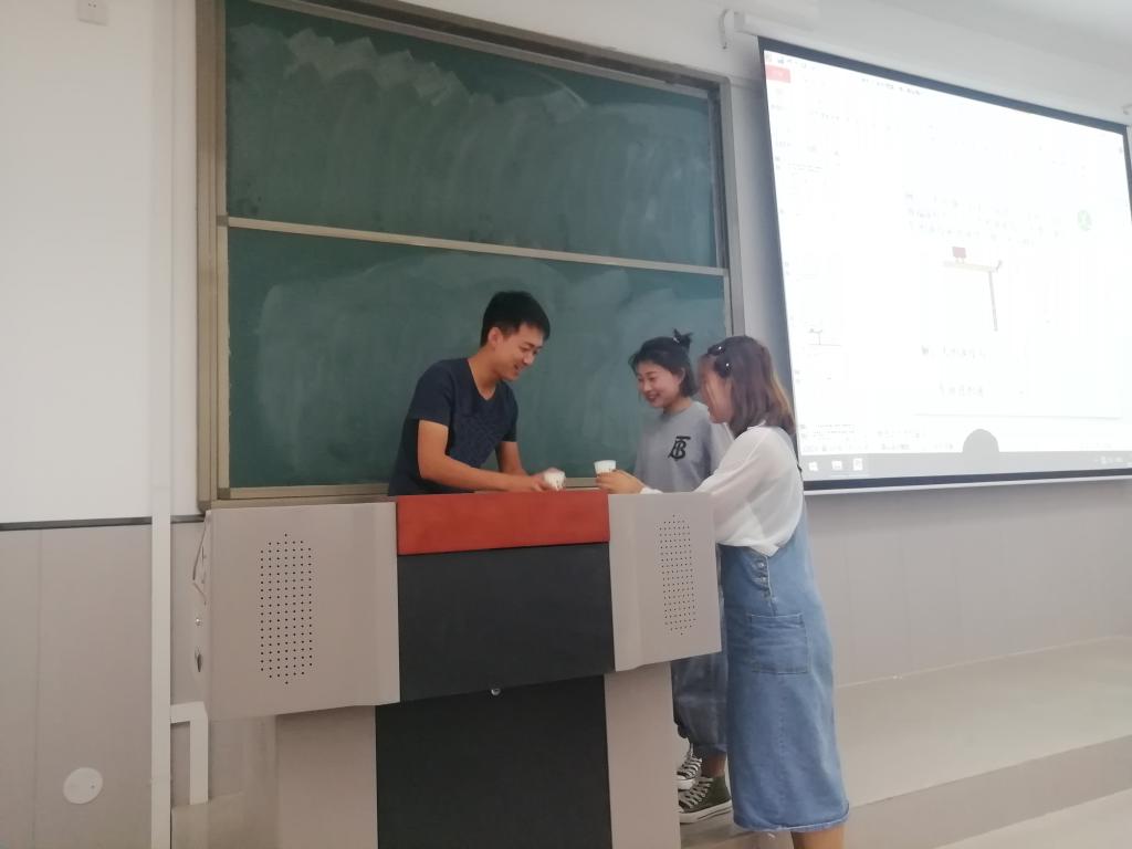 递盏清茶谢师恩