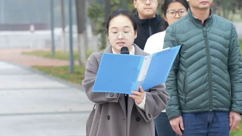 男人和女人站在街道上 AI 生成的内容可能不正确。