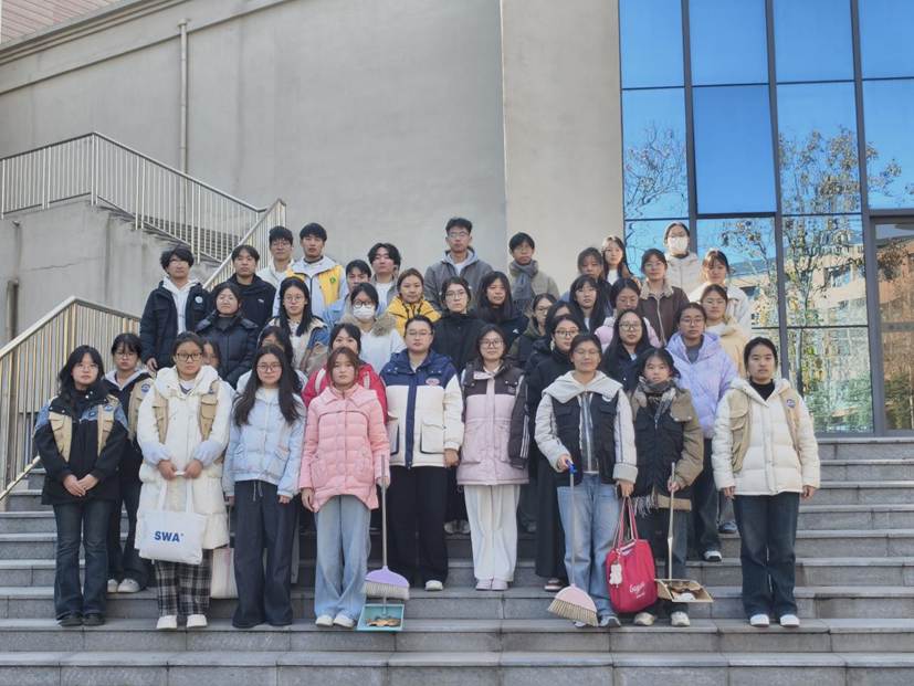 生物工程学院学生党支部开展校园清洁主题党日活动