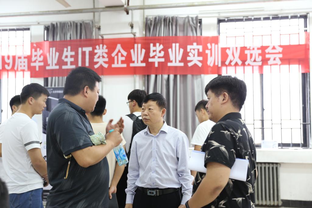 副院长张传来亲临面试现场进行巡视