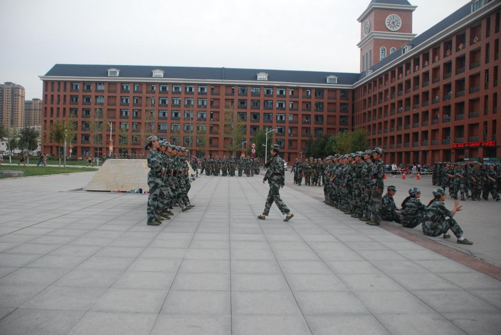 学生刻苦训练