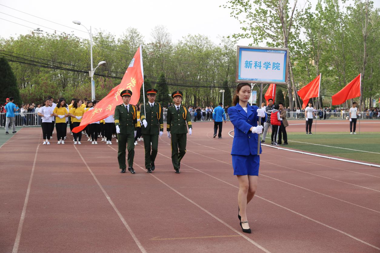 我院学生方队入场