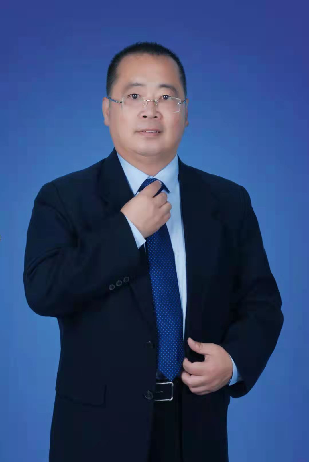 张宏东, 男,教授,新乡工程学院文法学院兼任教师.