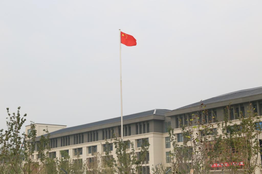 新校区国旗迎风飘扬