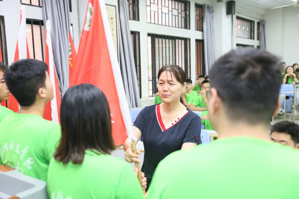 院党委副书记张慧辉为实践团队授予队旗