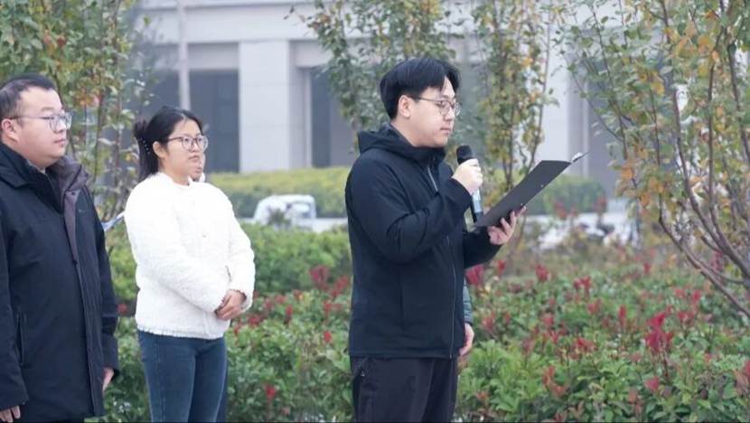 一些人站在草地上 AI 生成的内容可能不正确。