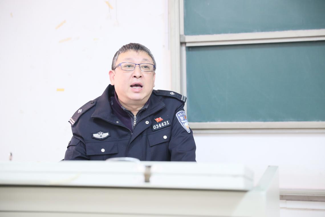 新乡市公安局反虚假信息诈骗中心陈捷警官作讲座