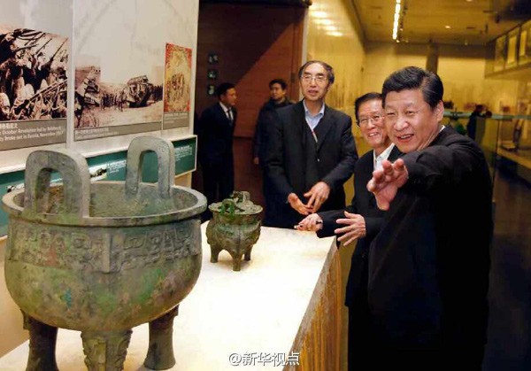 2014年2月25日,习近平傍晚来到首都博物馆参观北京历史文化展览,在“燕蓟神韵”“国际都会”“日下积胜”等展区,他在一件件实物、一幅幅图片前驻足,认真听取介绍。在珍贵馆藏文物展台,习近平提醒忙着拍摄的记者们“小心别碰到,砸了我得负责”,幽默话语引来大家一阵笑声。(据新华社“新华视点”微博报道)