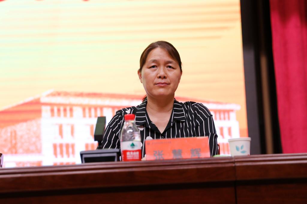 党委副书记张慧辉宣读表彰文件 党委副书记张慧辉宣读表彰文件